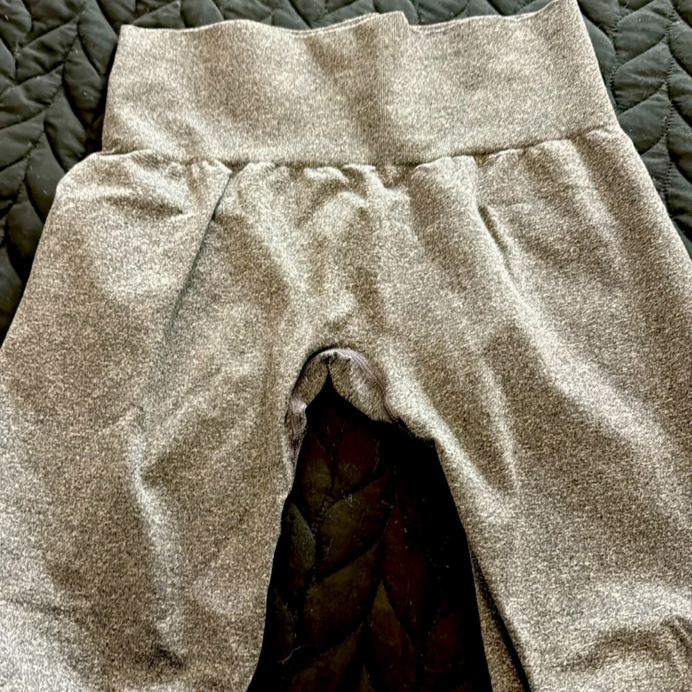 Like new ! NVGTN leggings - Picture 2 of 4